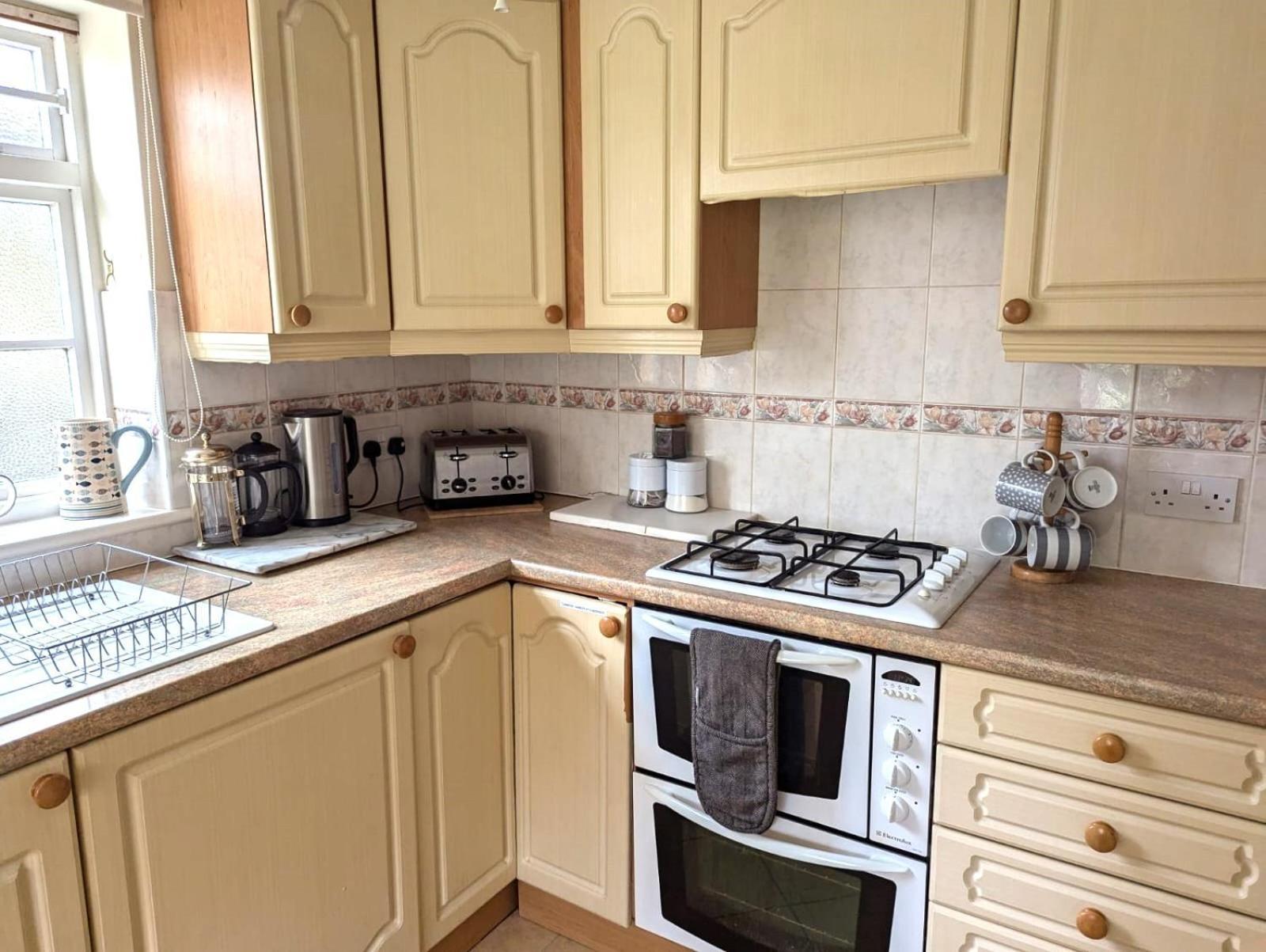 Georgian 2 Bedroom Apartment In Chichester With Free Parking - Chichester Holiday Properties Luaran gambar