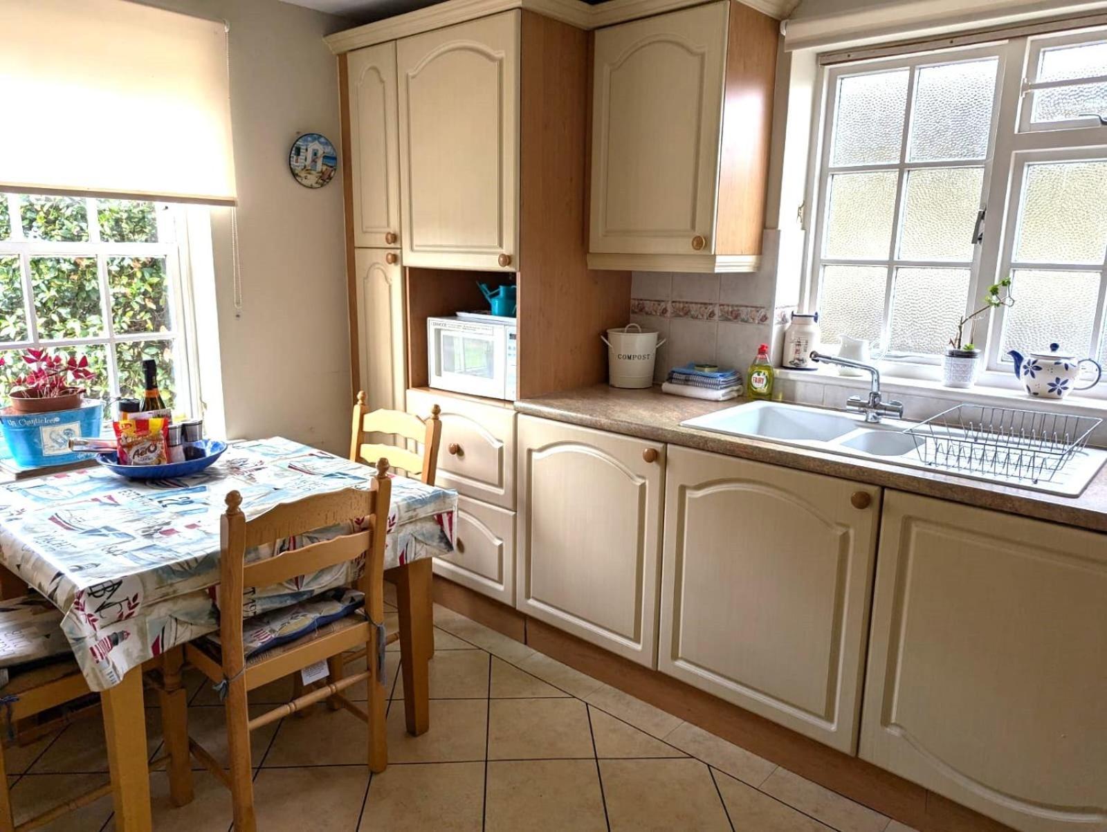 Georgian 2 Bedroom Apartment In Chichester With Free Parking - Chichester Holiday Properties Luaran gambar